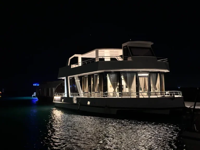 One Houseboat – 2