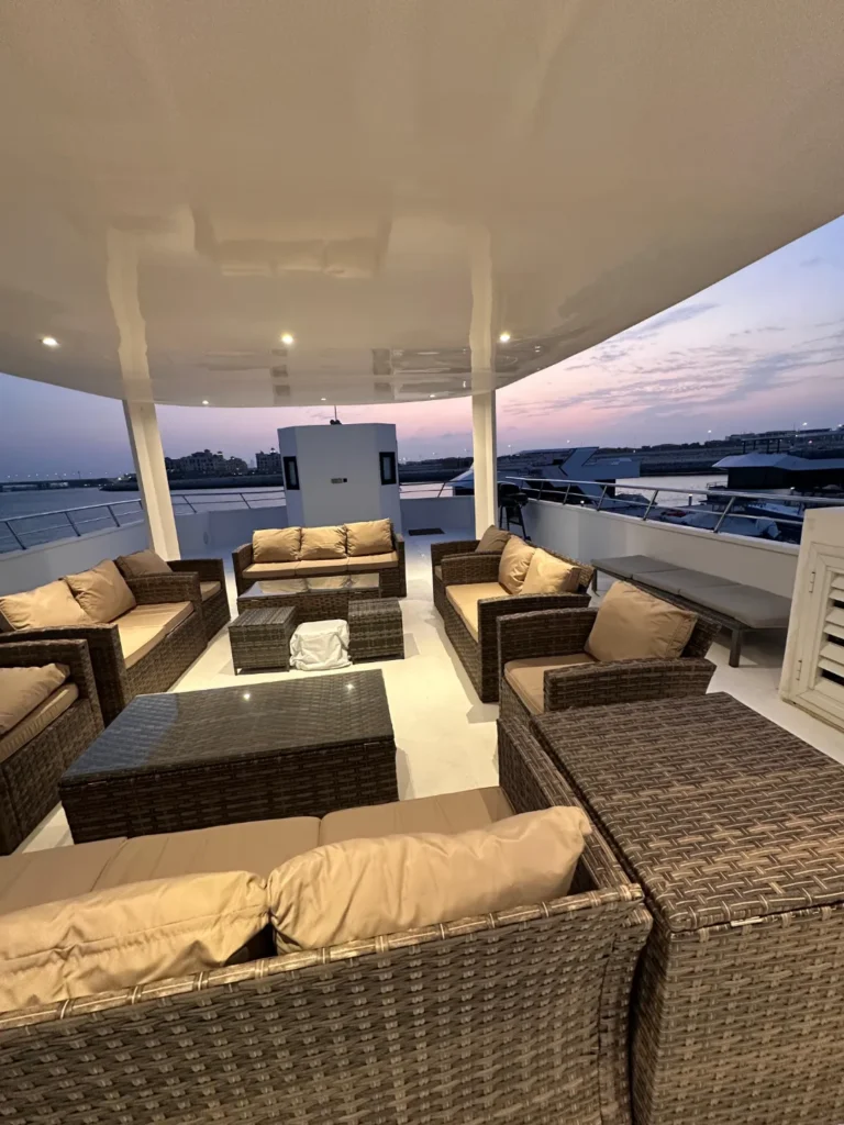 One Houseboat – 3
